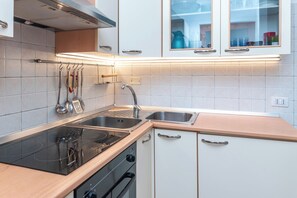 Kylskåp, ugn, spishäll och kaffe- och tebryggare