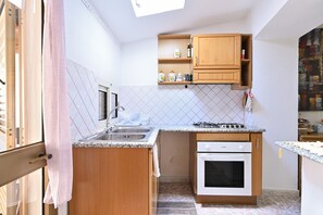 Een koelkast, een oven, een kookplaat, een koffiezetapparaat/waterkoker