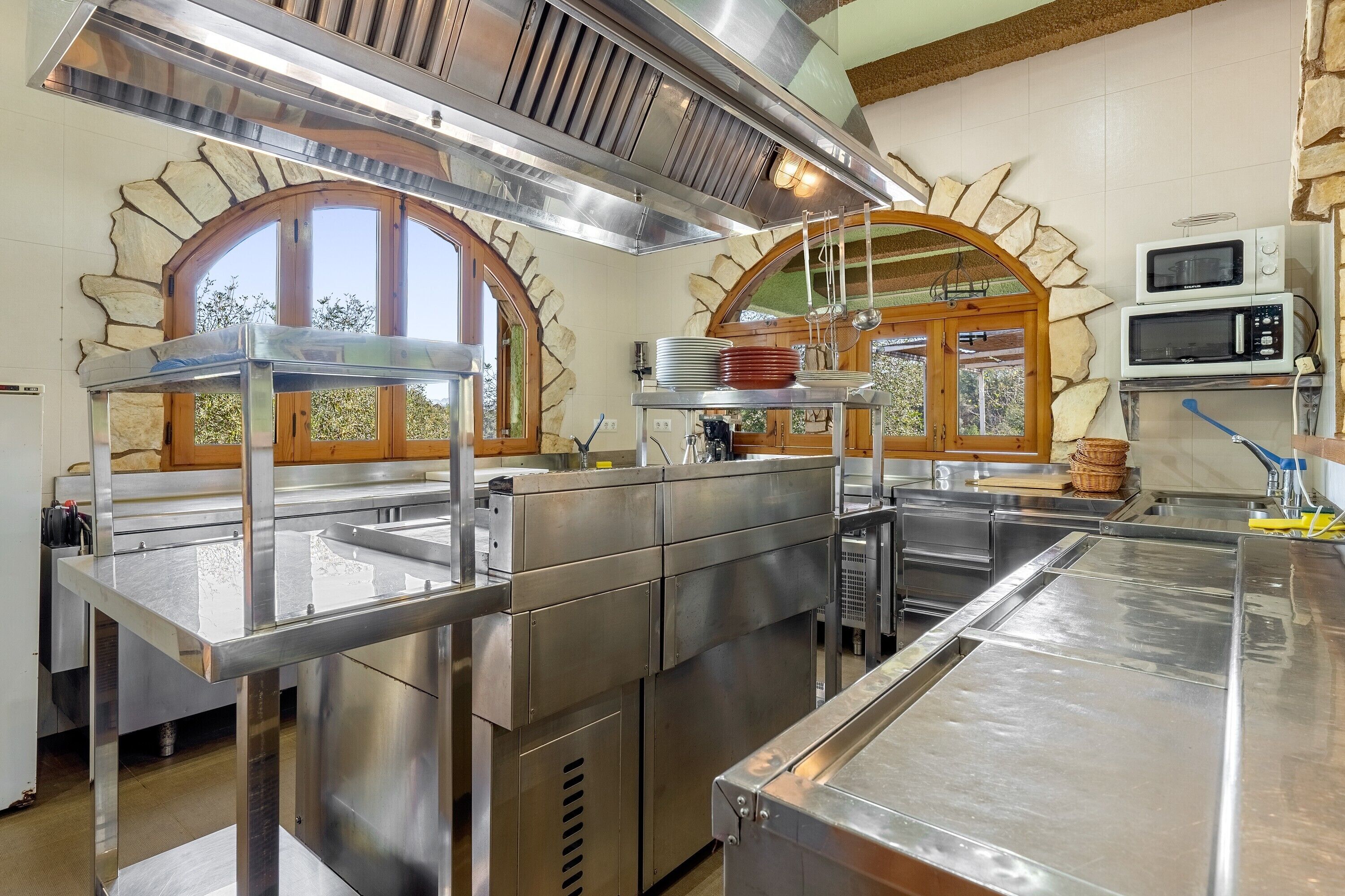 Réfrigérateur, plaque de cuisson, lave-vaisselle, cafetière/bouilloire