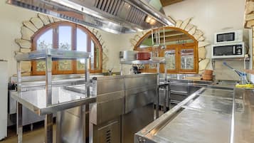 Réfrigérateur, plaque de cuisson, lave-vaisselle, cafetiÚre/bouilloire