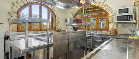 Een koelkast, een kookplaat, een vaatwasser