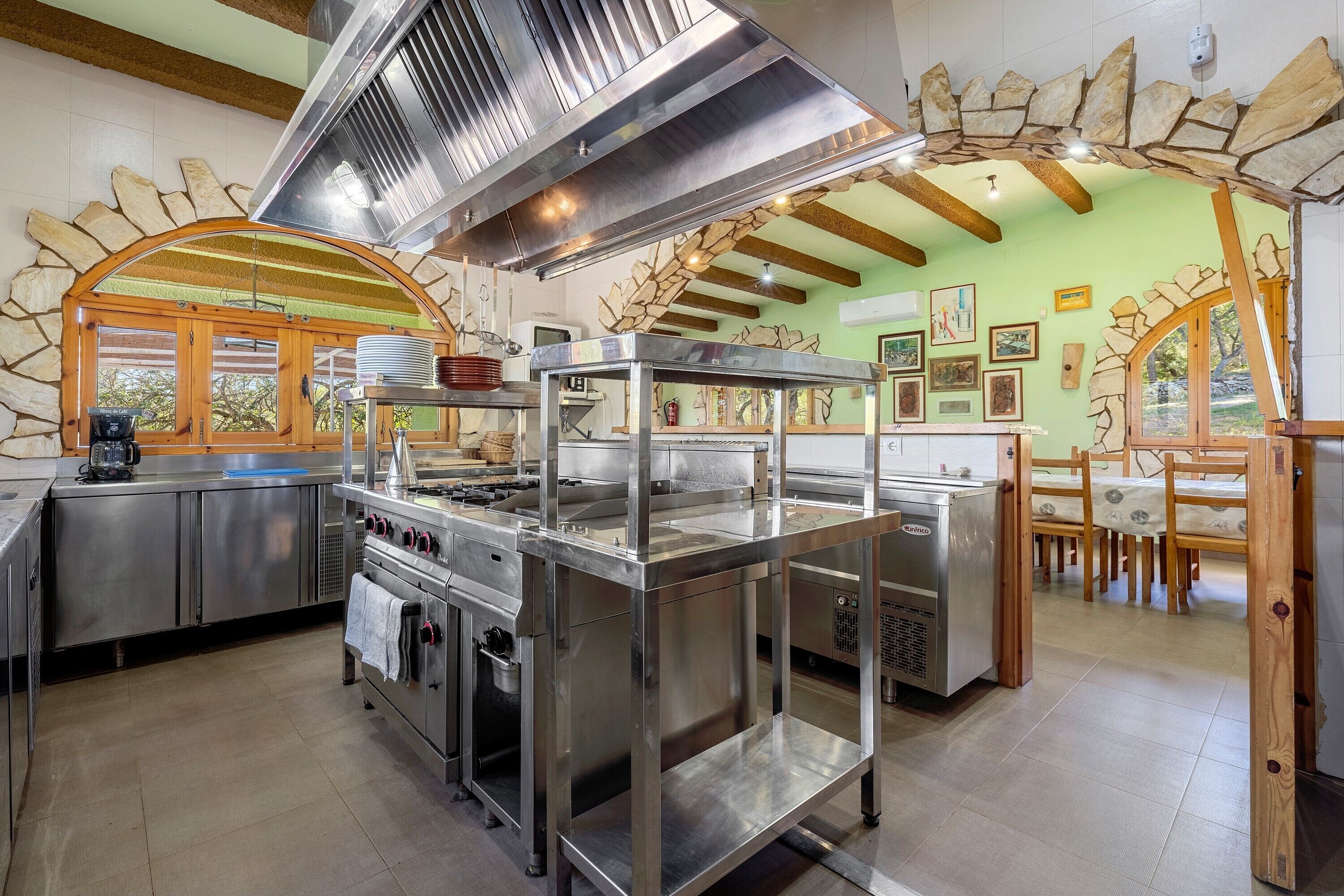 Réfrigérateur, plaque de cuisson, lave-vaisselle, cafetière/bouilloire