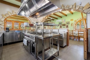 Geladeira, cooktop, lava-louças, cafeteira/chaleira