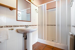 Shower, towels