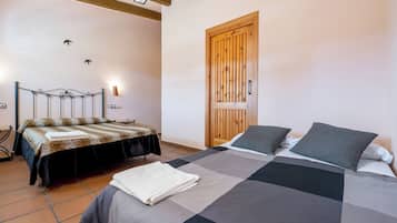 6 bedrooms, free WiFi, bed sheets