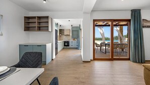 Eine moderne Küche mit Essbereich und einer Terrasse.