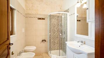 Bruser, hårtørrer, håndklæder