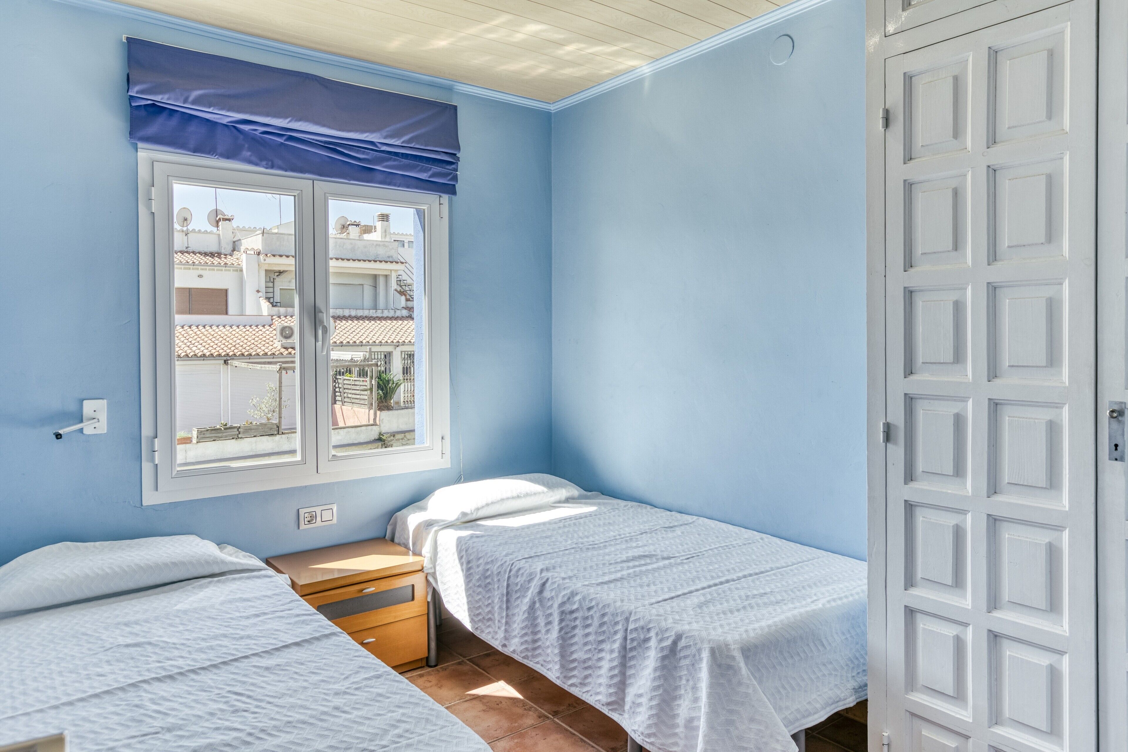 2 bedrooms, WiFi (free), bed sheets