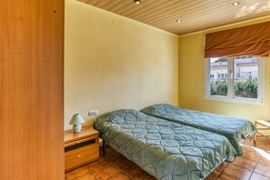 2 bedrooms, free WiFi, bed sheets - Apartment 'Mimosa' with Sea View, Wi-Fi and Air Conditioning (L'Escala)