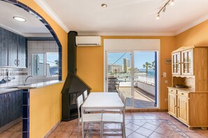 Dining - Apartment 'Mimosa' with Sea View, Wi-Fi and Air Conditioning (L'Escala)