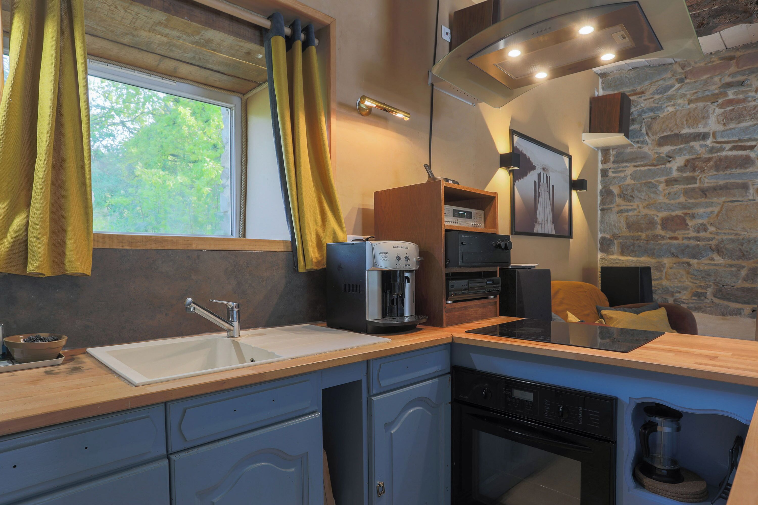 Frigorífico, microondas, horno y placa de cocina