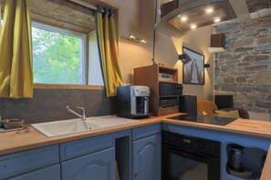 Réfrigérateur, micro-ondes, four, plaque de cuisson