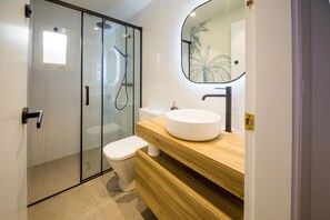 Shower, hair dryer, towels - Holiday Home 'La Calma' with Shared Pool and Private Terrace (Platja d'Aro)