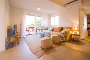 TV - Holiday Home 'La Calma' with Shared Pool and Private Terrace (Platja d'Aro)