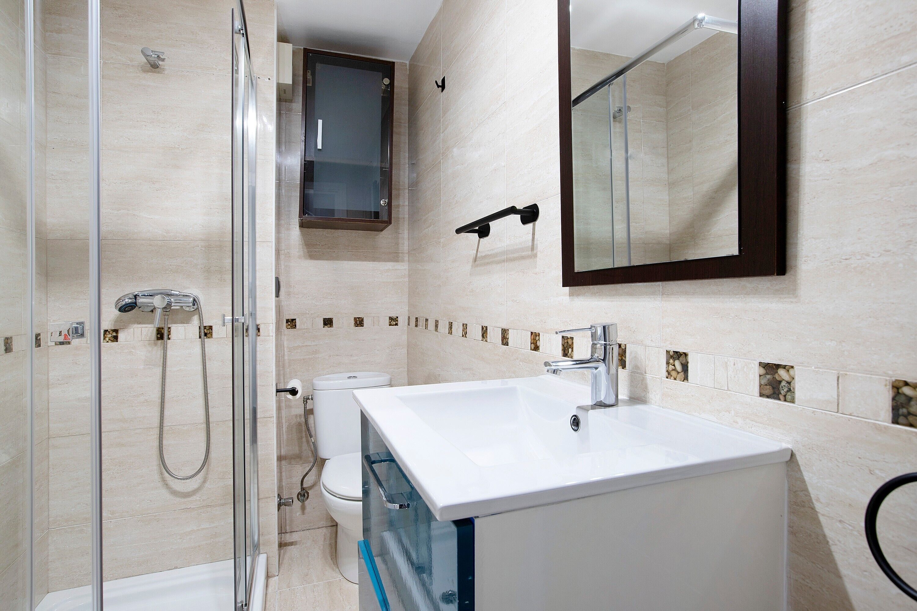 Shower, hair dryer, towels