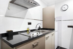 Kühlschrank, Mikrowelle, Herdplatte, Wasserkocher mit Kaffee-/Teezubehör