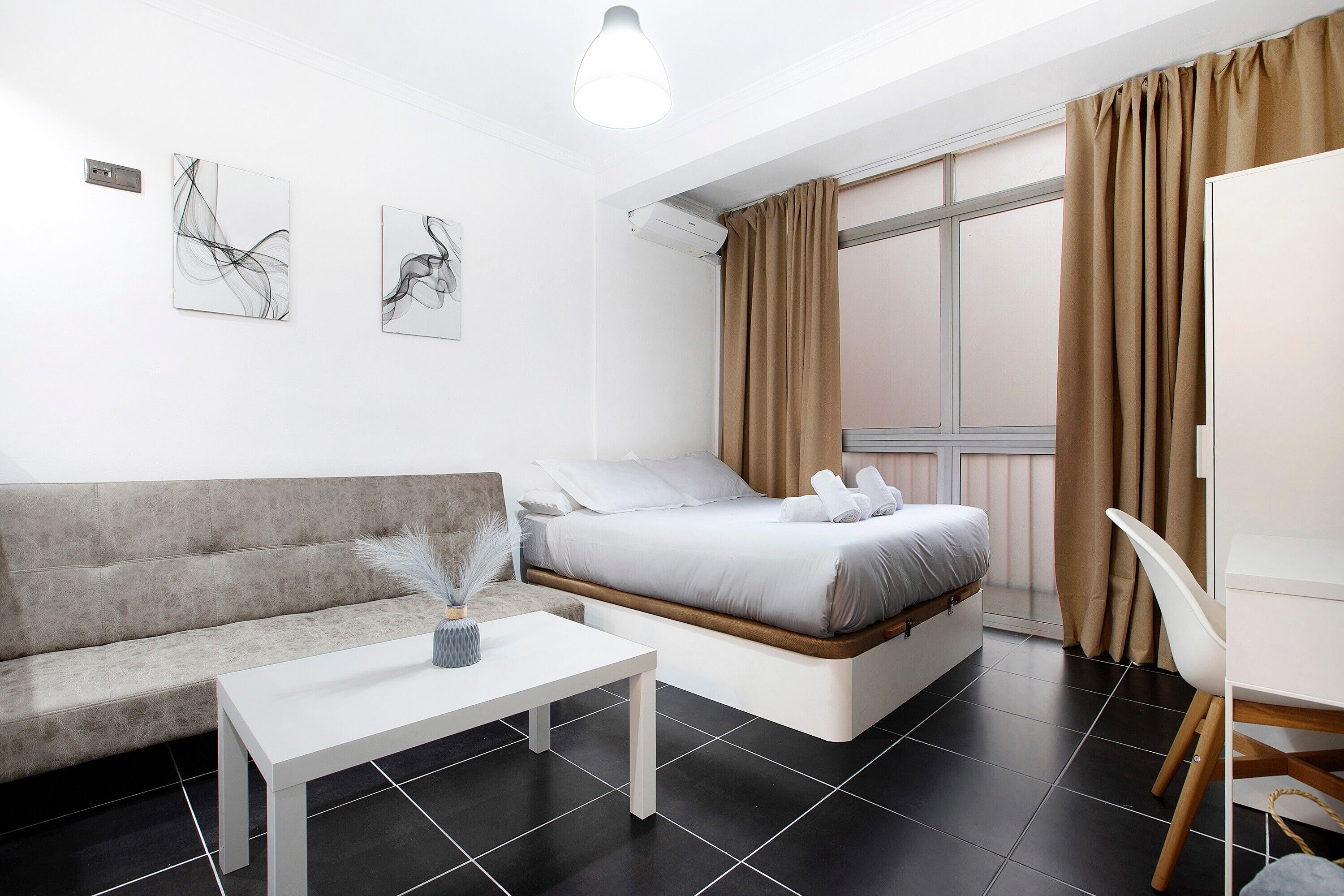 Fer et planche à repasser, Wi-Fi gratuit, draps fournis