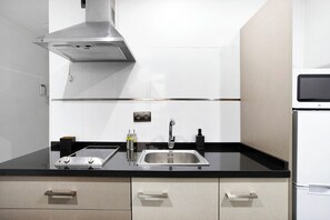 Kjøleskap, mikrobølgeovn, kokeplater og kaffetrakter/tekoker