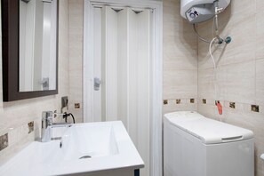 Dusche, Haartrockner, Handtücher