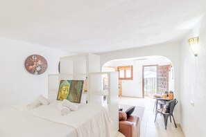 Una camera da letto con un letto, un quadro e vista sull'area pranzo.