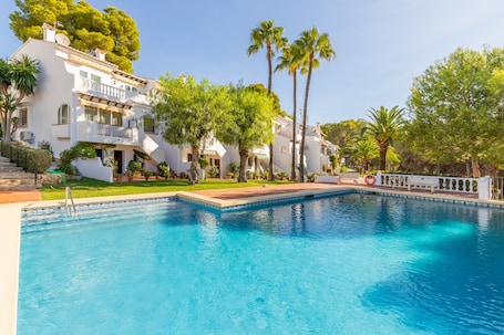 Pool. Studio Apartment 'Sillero Dos' with Shared Pool, Wi-Fi and Air Conditioning