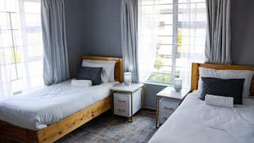 3 chambres, coffres-forts dans les chambres, bureau