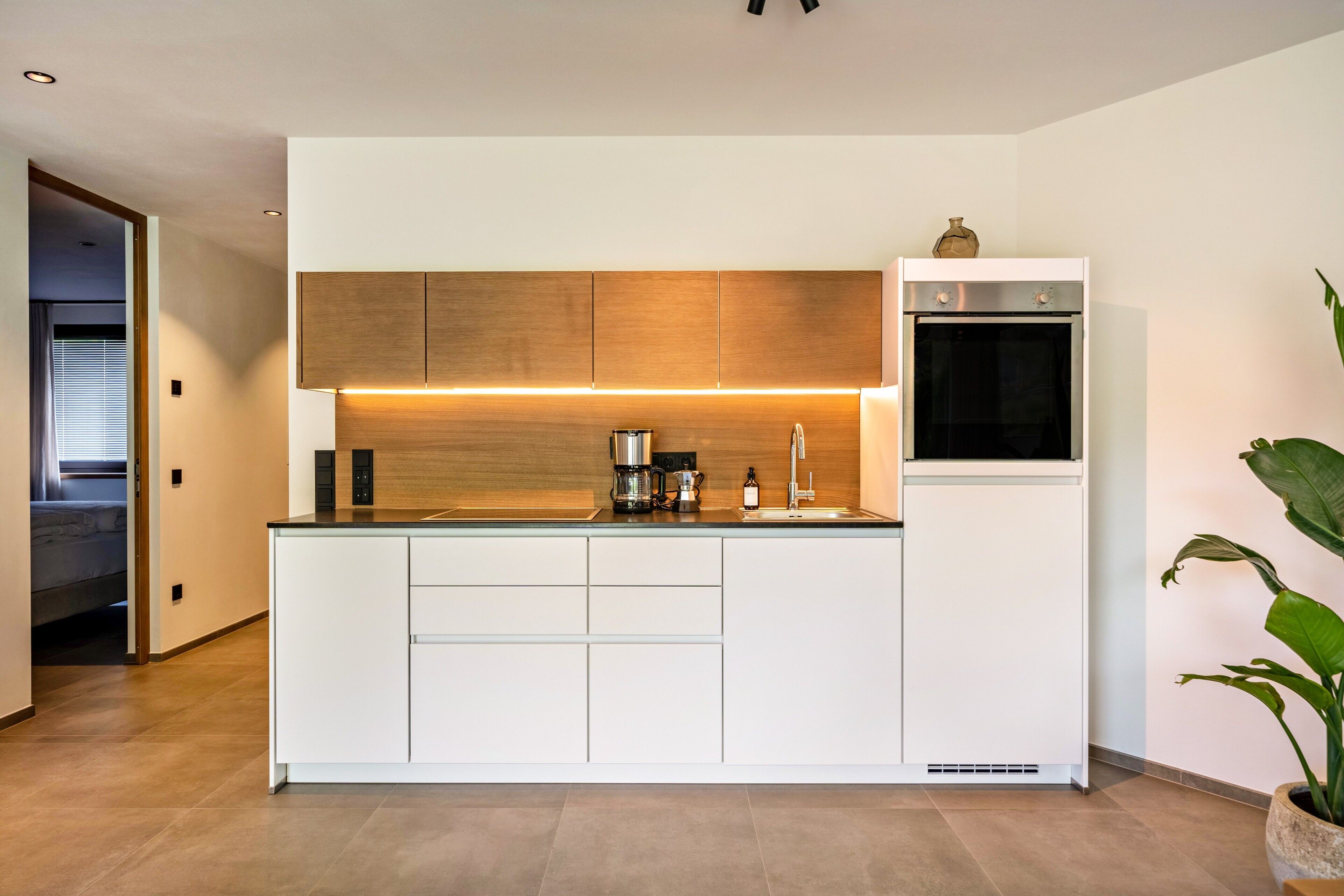 Kjøleskap, ovn, kokeplater og oppvaskmaskin