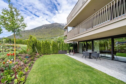 Ferienwohnung "Domizil Sonnengold" mit Bergblick, privater Terrasse und WLAN