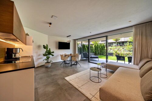 Ferienwohnung "Domizil Sonnengold" mit Bergblick, privater Terrasse und WLAN