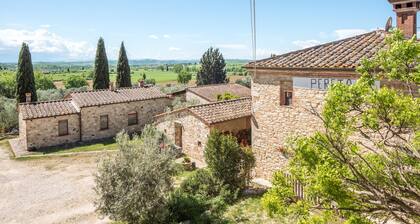 Farmhouse 'Podere Del Pereto Bio- 203' with Shared Pool, Private Garden and Wi-Fi