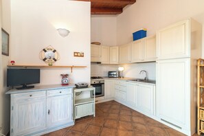 Fridge, stovetop, electric kettle, toaster - Apartment 'Poggio Dei Fiori Appartamento G5' with Sea View, Private Terrace and Shared Garden (OLBIA)