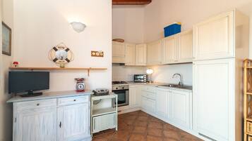 Réfrigérateur, plaque de cuisson, bouilloire électrique, grille-pain