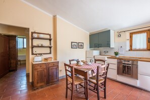 Kühlschrank, Ofen, Herdplatte, Wasserkocher mit Kaffee-/Teezubehör