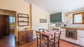 KĂŒhlschrank, Ofen, Herdplatte, Wasserkocher mit Kaffee-/Teezubehör