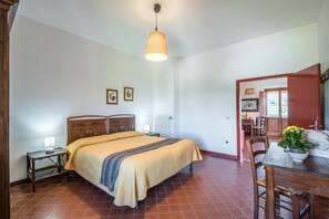 2 quartos, ferros/tábuas de passar roupa, Wi-Fi de cortesia