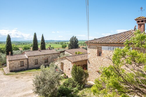 Farmhouse 'Podere Del Pereto Bio- 201' with Shared Pool, Private Terrace and Wi-Fi