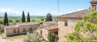 Farmhouse 'Podere Del Pereto Bio- 201' with Shared Pool, Private Terrace and Wi-Fi