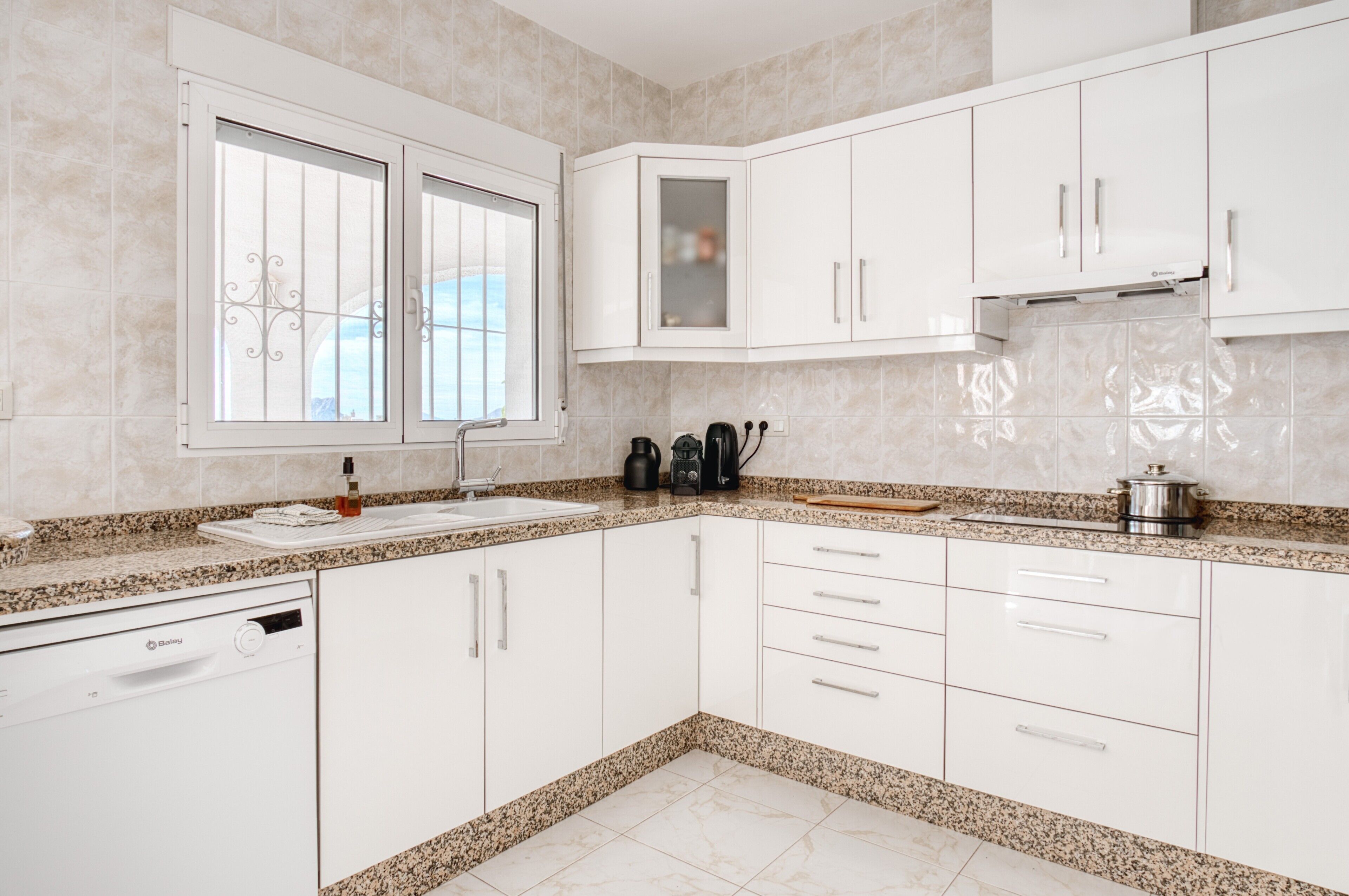 雪櫃、微波爐、焗爐、爐具