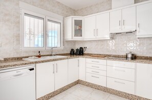 ثلاجة، ميكروويف، فرن، موقد طهي مسطح