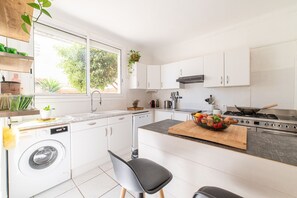 Køleskab, mikrobølgeovn, ovn, kogeplade