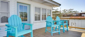 The Salty Point....a waterfront fishing cottage with kayaks, ping pong and more!