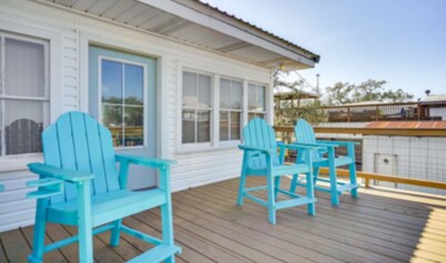 The Salty Point....a waterfront fishing cottage with kayaks, ping pong and more!