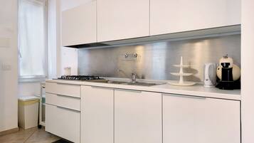 Kjøleskap, ovn, kokeplater og oppvaskmaskin