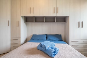 1 habitación, tabla de planchar con plancha, wifi gratis y ropa de cama 