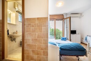 1 chambre, fer et planche à repasser, Wi-Fi gratuit, draps fournis