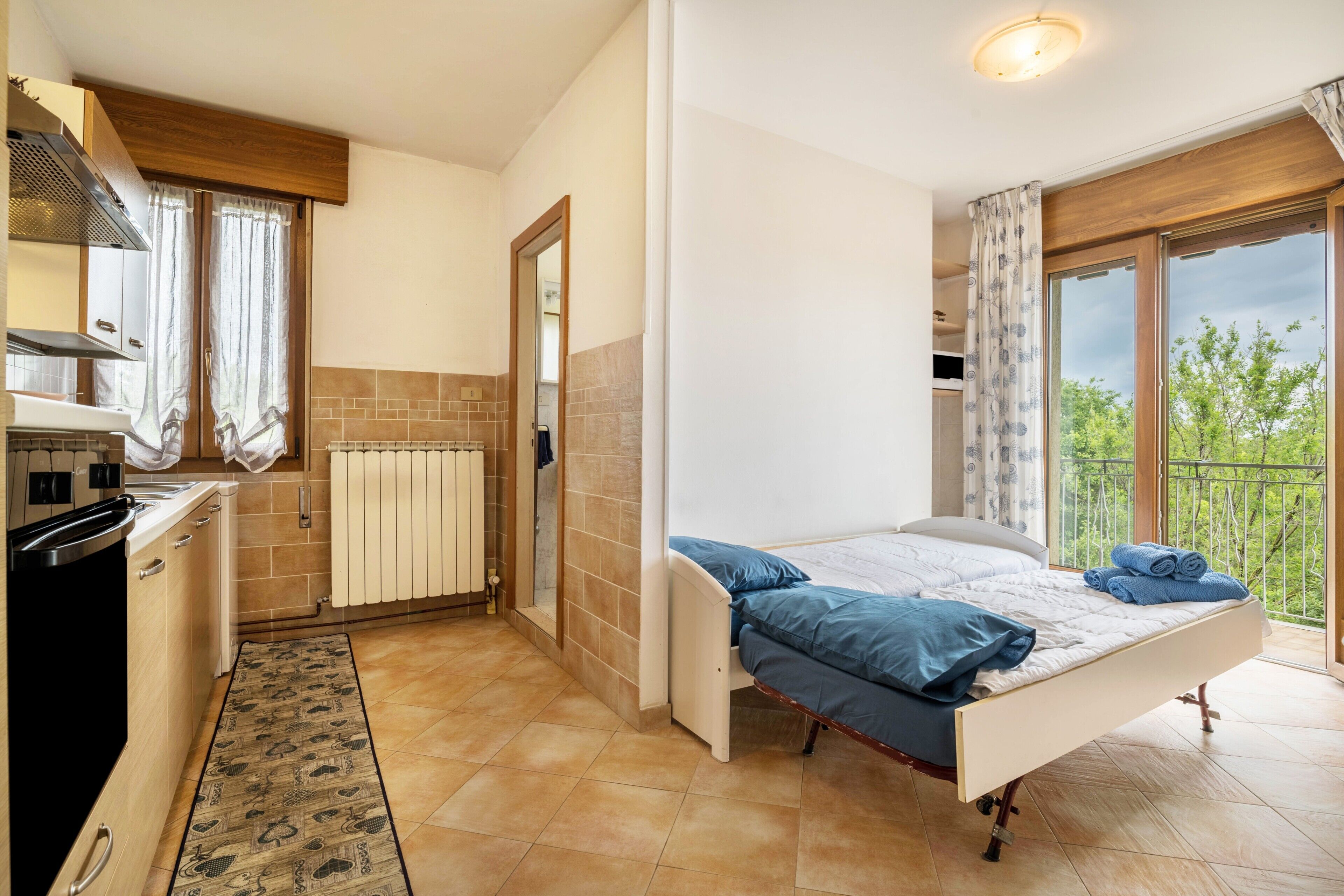 1 habitación, tabla de planchar con plancha, wifi gratis y ropa de cama 