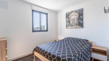 4 bedrooms, iron/ironing board, free WiFi, bed sheets