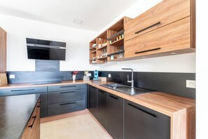 Kjøleskap, mikrobølgeovn, ovn og kokeplater