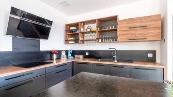 Een koelkast, een magnetron, een oven, een kookplaat