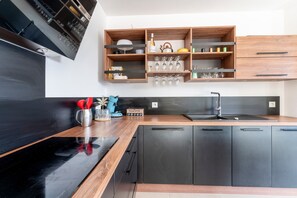 Refrigerador, microondas, horno, placa de cocina